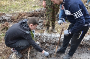 17 квітня 2018 р. Протоієрей Іван Семенюк і студенти ВПБА садять ліс. Світлини з сайта Vpba.org, фото 2