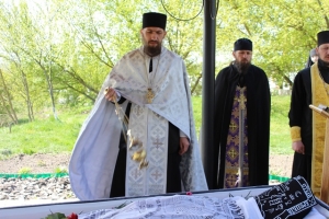 Чин похорону над померлим ієродияконом Даміаном (Сахарчуком). Світлина з сайта Сhernectvo.org