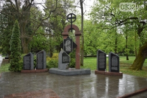 30 квітня 2017 р. Пам’ятний знак українцям із Закерзоння, яких депортували в СРСР, на меморіалі «Вічна Слава». Світлина з сайта 0332.ua
