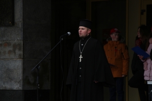 1 грудня 2017 р. Священик Віталій Ващук на акції проти СНІДу. Світлина інформаційної служби єпархії.