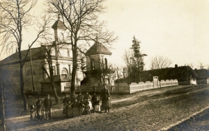 Церква в Кричевичах на початоку ХХ століття і її сучасний вигляд. Світлини Volynpost.com
