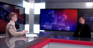 1 березня 2019 р. Головний редактор єпархіальної радіостудії «Благо» протоієрей Віктор Пушко на «12 каналі». Кадр із відео «12 каналу».