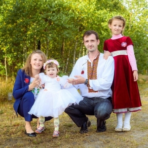 Священник Олег Мицько з сім'єю. Світлина з сайта polissia.net
