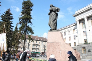 10 березня 2021 р. Вшанування Кобзаря біля пам'ятника у Луцьку. Світлина інформаційної служби єпархії.